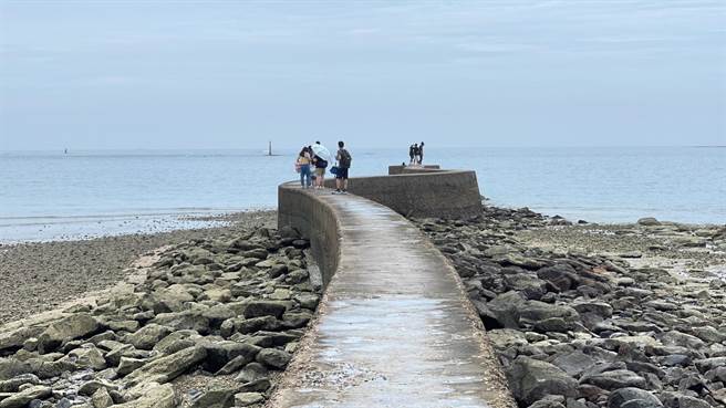 今天颱风假的早上，还是有游客不畏禁制令已宣布，见无风无雨而到着名天堂路游玩。（许逸民摄）