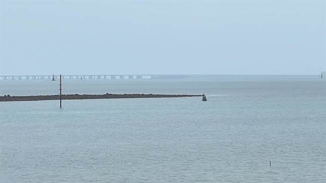 今天颱风假的近午时分，有钓客仍在航道旁站水钓鱼。（许逸民摄）