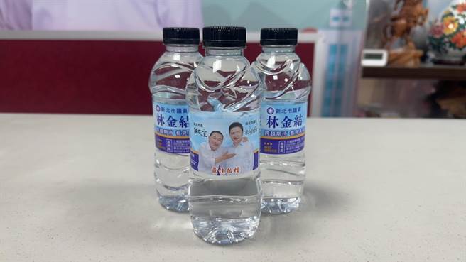 新北市土城、三峽選區國民黨立委參選人林金結今出席土城順聖宮關聖帝君聖誕千秋法會，外傳倒戈。林秀出與侯友宜合照的杯水，呼籲「不要過度聯想」。（林金結提供）