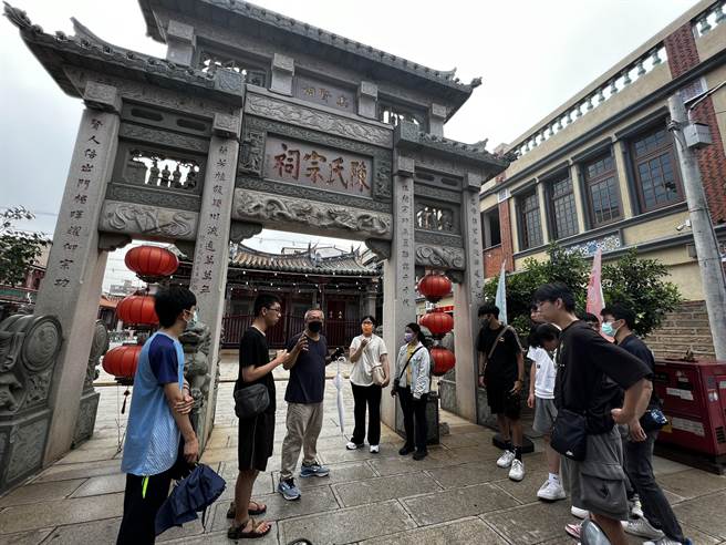 李俊凯（左三）展现卓越的专业表现获得评审团高度青睐，同时也使金门老街风貌备受国际肯定。（图／金门大学提供）