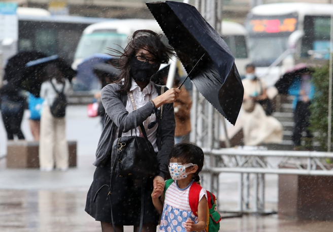 杜蘇芮為東部帶來驚人雨勢，晚上開始南部風雨更劇烈。（圖／劉宗龍攝）
