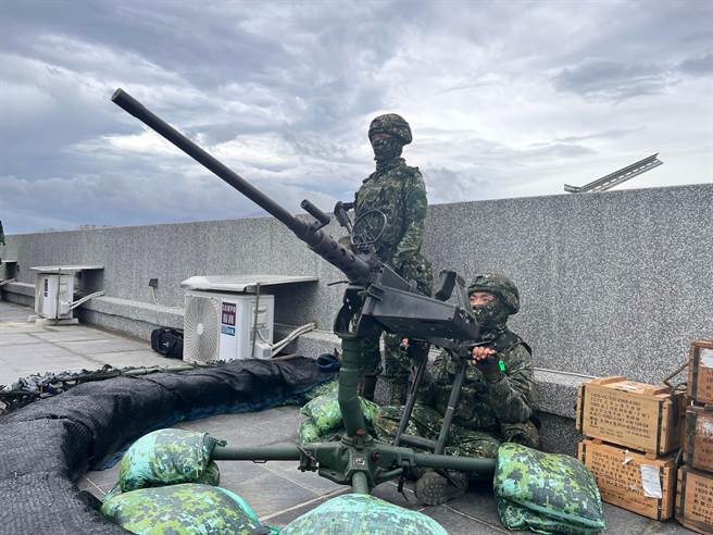 国军第三作战区上午于新北八里地区执行「联合反登陆作战操演」，展现平日训练成果。（李奇叡摄）