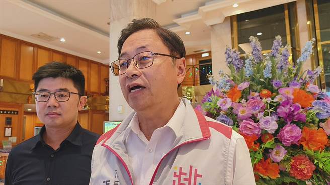 桃園市長張善政遭爆用特權送小孩搭機，張善政今天受訪回應，指當時是有部長在貴賓室，因此去跟他寒暄。（賴佑維攝）