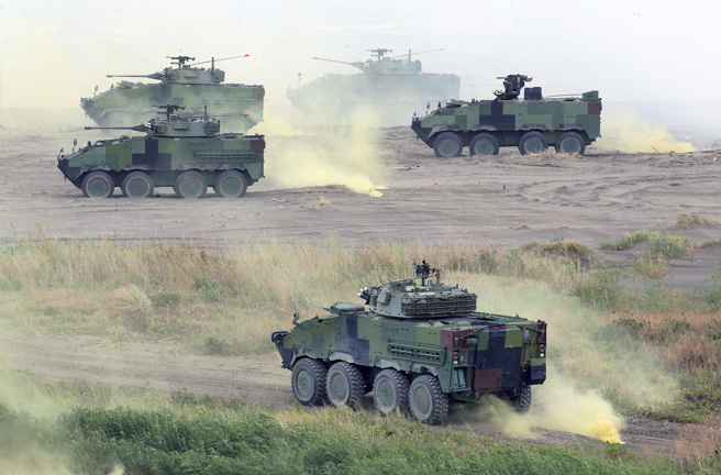 汉光39号演习「第三作战区联合反登陆作战」27日登场，模拟敌军的海军陆战队官兵登陆后，我方立即出动云豹甲车迎战。（范扬光摄）