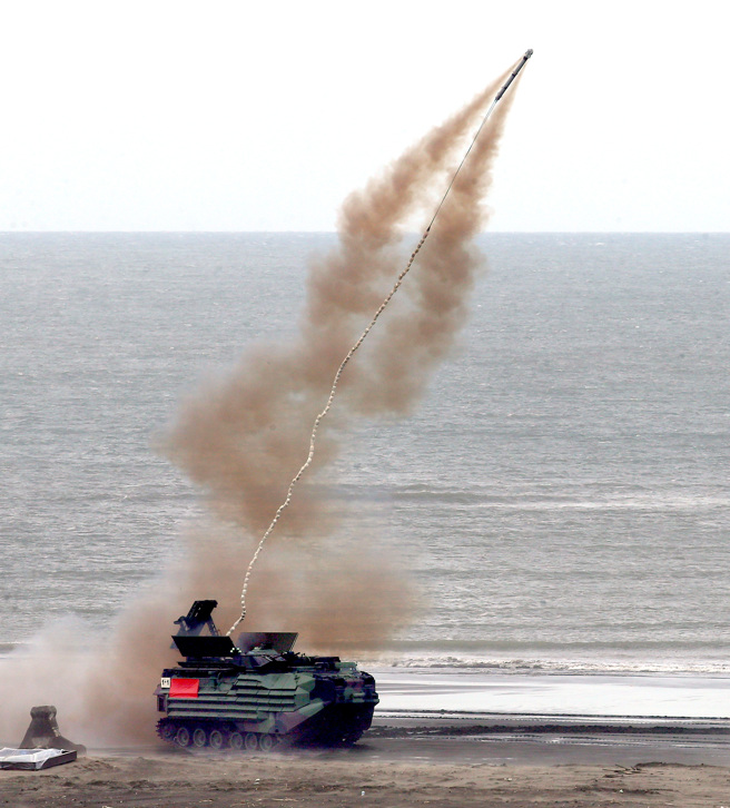 汉光39号演习「第三作战区联合反登陆作战」27日登场，模拟敌军的AAV-7两栖登陆车正在发射导爆索清除滩头的地雷。（范扬光摄）