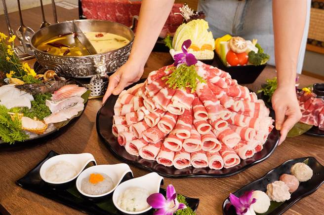 问鼎推出父亲节好康，只要在活动时间内用餐并满足活动条件，爸爸几岁就送几片牛胸腹肉或猪五花。（马辣集团提供／朱世凯台北传真）