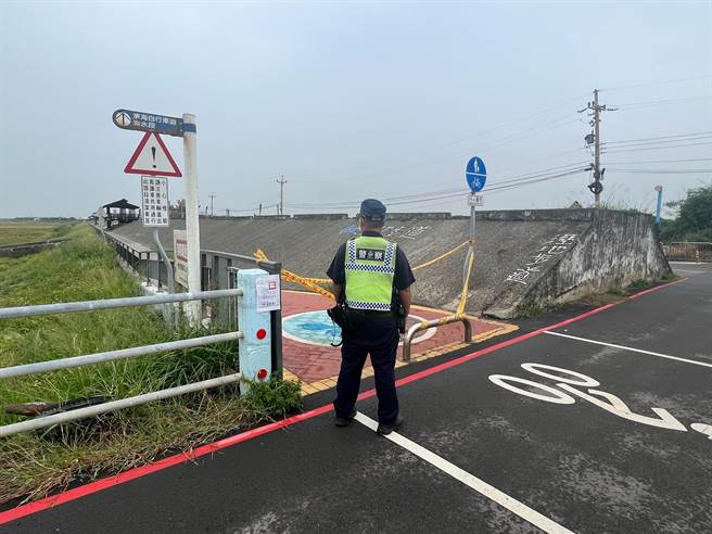 杜苏芮颱风接近，台中高美湿地出入口自25日下午16时起进行管制，警方呼吁民眾勿靠近并加强该处巡守。（清水警分局提供／潘虹恩台中传真）