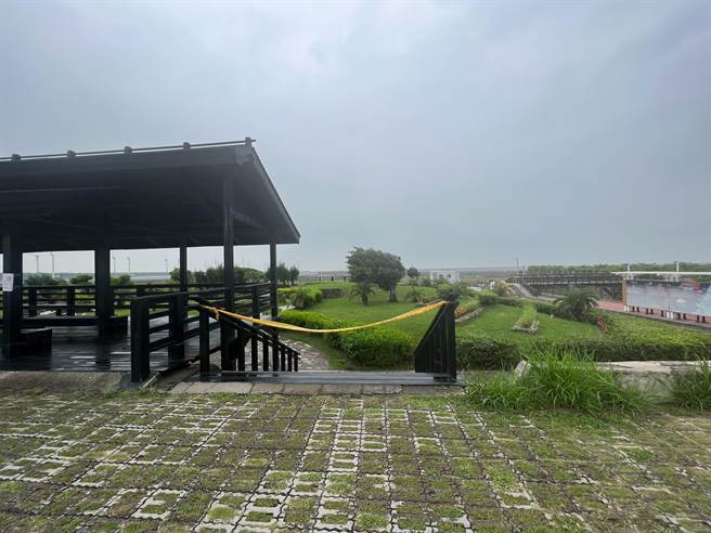台中高美湿地以夕阳美景闻名，吸引国、内外游客慕名前往。近日中度颱风「杜苏芮颱风」接近，高美湿地出入口于25日下午16时起进行管制。（清水警分局提供／潘虹恩台中传真）
