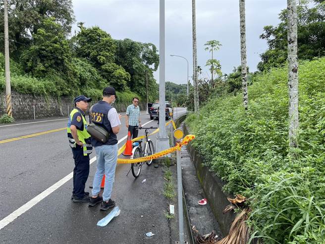 老翁跌落的道路侧沟并没有积水，现场也无监视器。（竹崎分局提供∕吕妍庭嘉义传真）