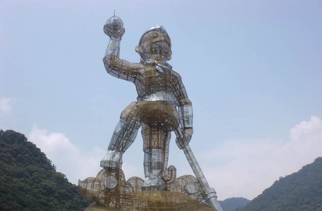 2016年台湾灯会主灯「齐天创鸿运」移置石门水库南苑，观旅局说将在今年底前拆除。（吕筱蝉摄）