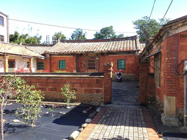 桃园市新屋区范姜老屋2、3号古蹟协议价购卡关。图为范姜老屋群3号老屋。（桃园市文化局提供／蔡明亘桃园传真）