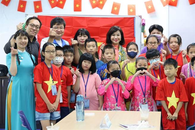 ▲基隆市副市長邱佩琳（三排右二）與眾多小學員們一同參加越南語沉浸式樂學夏令營。（基隆市政府提供／徐佑昇基隆傳真）