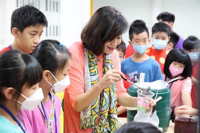 ▲基隆市副市長邱佩琳與眾多小學員們一同體驗製作越式摩摩喳喳，相當有趣。（基隆市政府提供／徐佑昇基隆傳真）