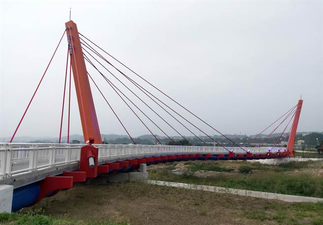 苗栗县政府将在铜锣乡西湖溪竹森大桥至樟九大桥间堤岸，标租建置太阳能光电场，图为竹森大桥。（苗栗县政府提供／李京升苗栗传真）