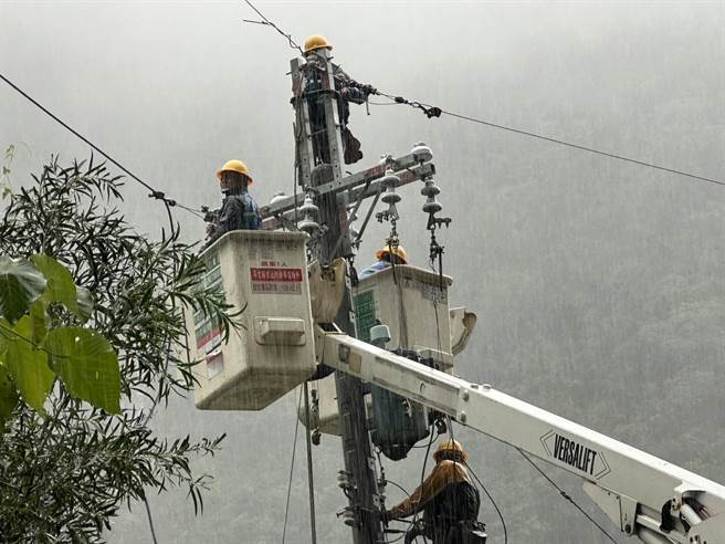 杜苏芮颱风侵袭，台电投入大量人力抢修。（台电提供／蔡旻妤台东传真）