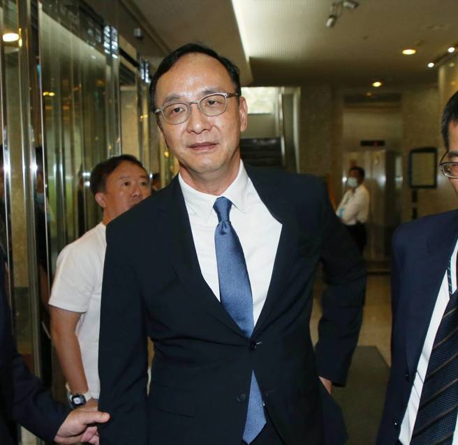 國民黨主席朱立倫（前）1日應邀出席第5屆唐獎頒獎典禮。（趙雙傑攝）