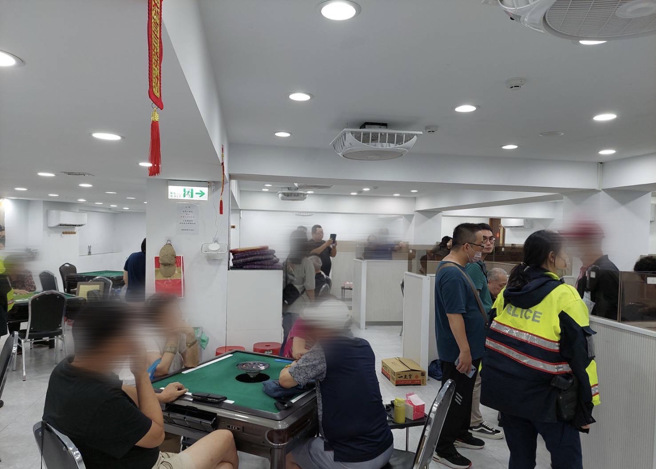 台北市松山區慶城街麻將協會，以合法掩護非法暗藏職業賭場，松山分局接獲線報，一舉破獲，查獲黃姓負責人及賭客共59人，全案偵詢後移送究辦。（圖／警方提供）