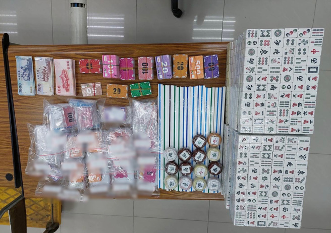 台北市松山區慶城街麻將協會，以合法掩護非法暗藏職業賭場，松山分局接獲線報，一舉破獲，查獲黃姓負責人及賭客共59人，全案偵詢後移送究辦。（圖／警方提供）