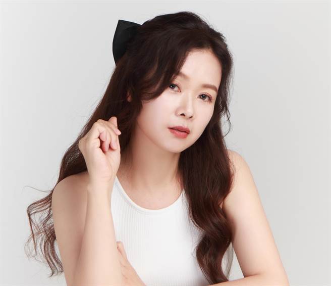 黄琦茵日前推出首张创作专辑《干乐》。（风潮音乐提供）