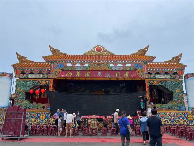 颱风天孙翠凤照样登场，明华园至云林县安西府开演。（台西安西府提供／张朝欣云林传真）