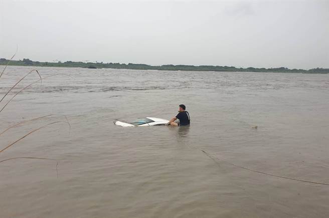 鐘姓男子因與老婆電話中吵架，開車過程中不慎駛入高屏溪，立即撥打電話求助，所幸救出無生命危險，虛驚一場。（警方提供／林雅惠高雄傳真）