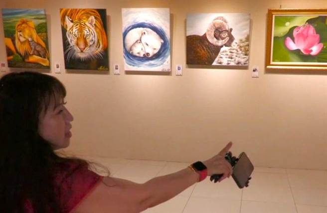 旅美画家黄管予返乡到埔里酒厂办画展，希望推动埔里艺文风气并推广家乡观光。（黄管予提供）