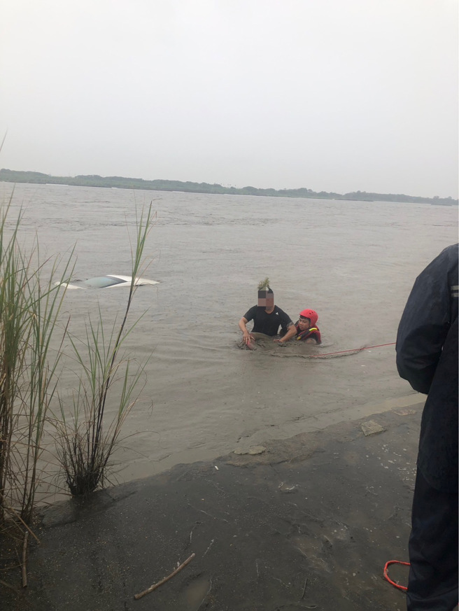 鐘姓男子因與老婆電話中吵架，開車過程中不慎駛入高屏溪，立即撥打電話求助，所幸救出無生命危險，虛驚一場。（警方提供／林雅惠高雄傳真）