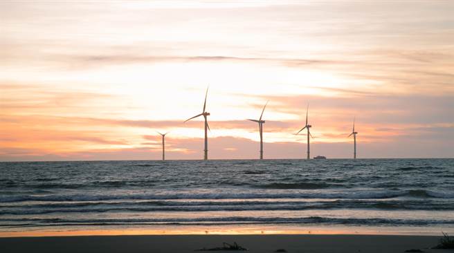经济部投审会委员今同意荷兰商匯入81亿台币，投资海龙2、3号两风场开发。图为离岸风电意象图，非海龙场景。(图／伯威海事提供)
