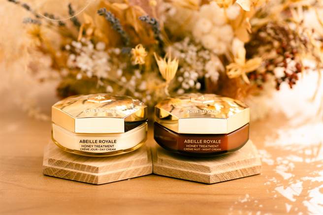 娇兰皇家蜂王乳蜂蜜修护白霜(左)与皇家蜂王乳蜂蜜修护黑霜(右)，将于8月1日上市。（娇兰提供／黄唯淯台北传真）