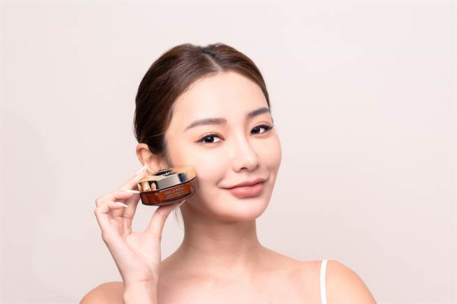 模特儿展演娇兰皇家蜂王乳蜂蜜修护黑霜。（娇兰提供／黄唯淯台北传真）
