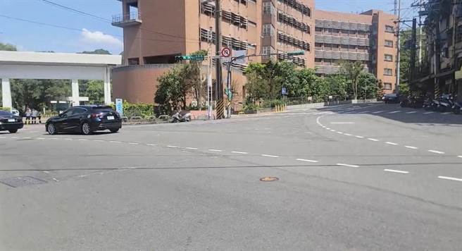 基隆市海洋大学祥丰校门正对一个三岔路口，议员建议市府在当地设置对角行穿线，并在路边设置人行道，维护学生及当地居民的安全。（翻摄照片／张志康基隆传真）
