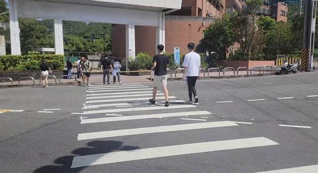 基隆市海洋大学祥丰校门正对一个三岔路口，议员建议市府在当地设置对角行穿线，并在路边设置人行道，维护学生及当地居民的安全。（翻摄照片／张志康基隆传真）