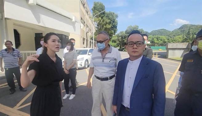 基隆市议会议长童子玮（右1）及市议员许睿慈（左1）进行会勘，建议市府在海大校门口设置对角行穿线。（翻摄照片／张志康基隆传真）