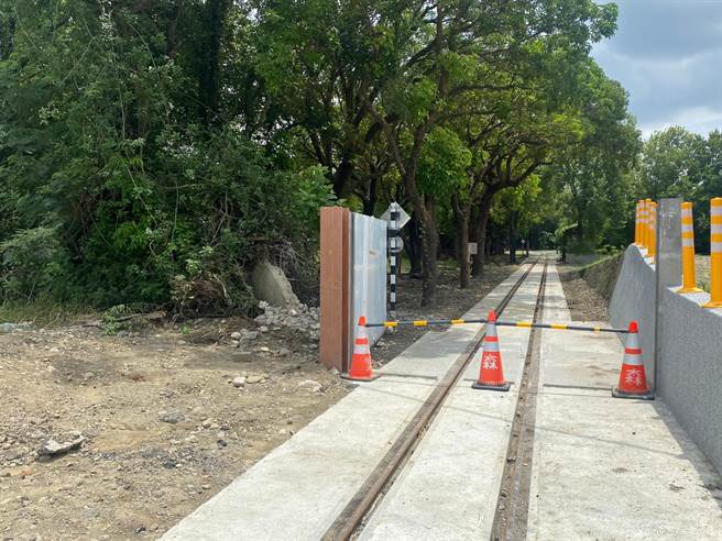 六腳鄉蒜頭糖廠所在的工廠村因地勢低漥，糖廠四周全靠圍牆、水門阻水，現因台糖五分車延駛到故宮南院工程出現破口，所幸施工單位已堆沙包緊急因應。（讀者提供／呂妍庭嘉義傳真）