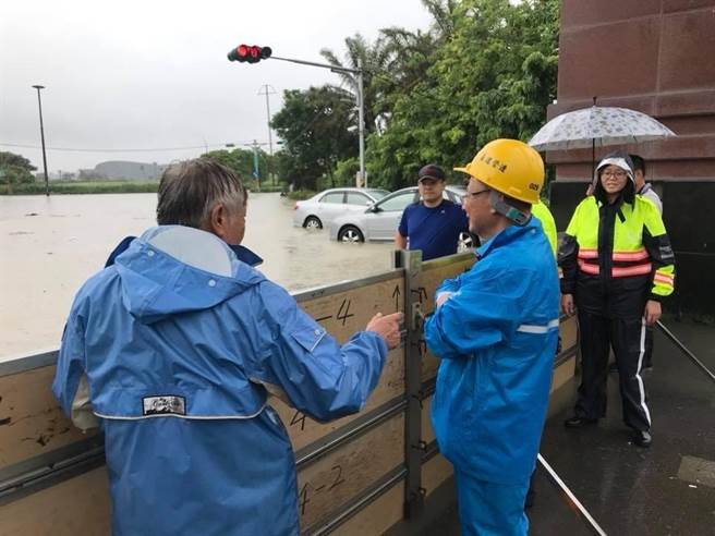 蒜頭糖廠8座小水門、3座阻水大門，歷年來都成功把大水阻在糖廠外，圖為幾年前的水患。（讀者提供／呂妍庭嘉義傳真）