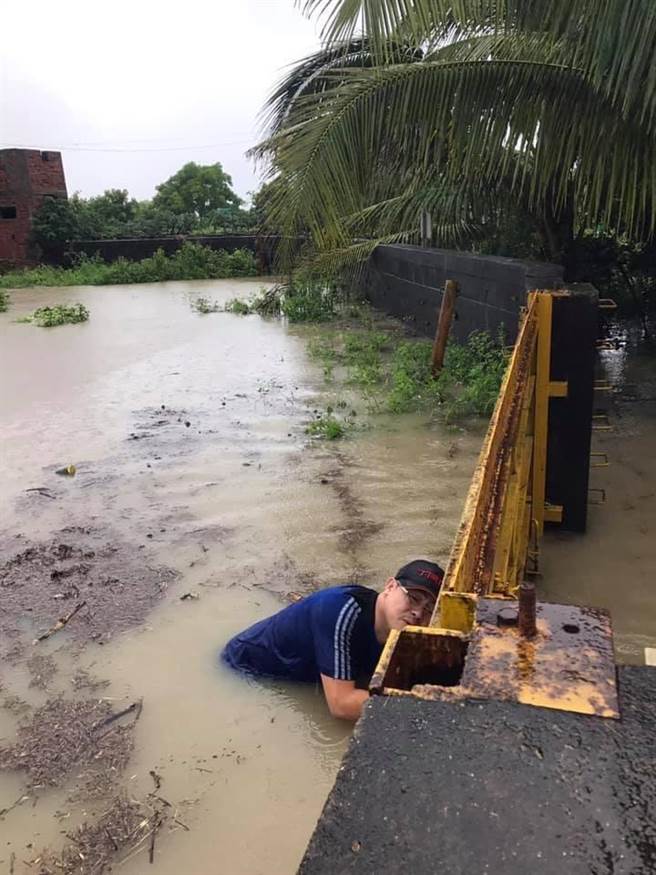 蒜頭糖廠8座小水門、3座阻水大門，歷年來都成功把大水阻在糖廠外，圖為幾年前的水患。（讀者提供／呂妍庭嘉義傳真）