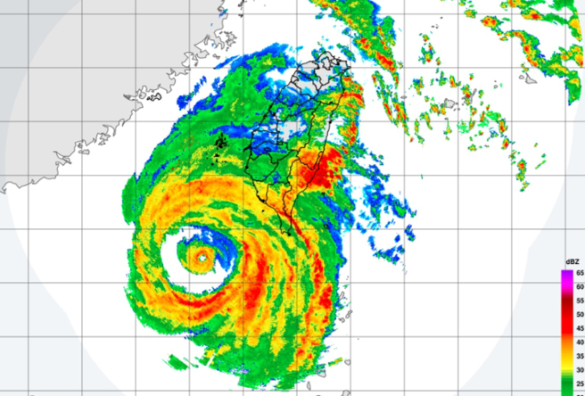 中颱杜蘇芮逐漸往福建方向移動，預估今（7/27）晚到明日清晨對台灣影響最大。（圖／氣象局）