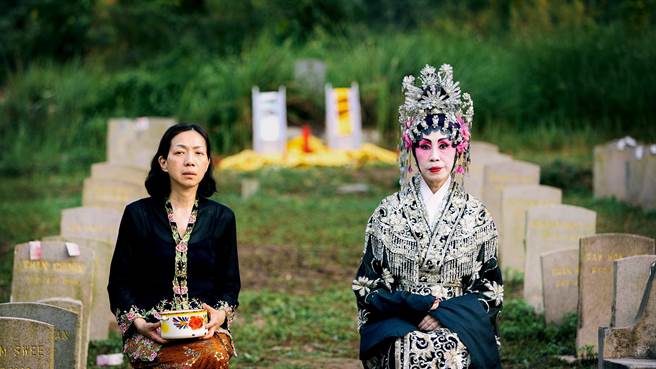 蔡宝珠（右）在《五月雪》饰演戏班班主，和万芳一起寻找失蹤亲人。（海鹏提供）