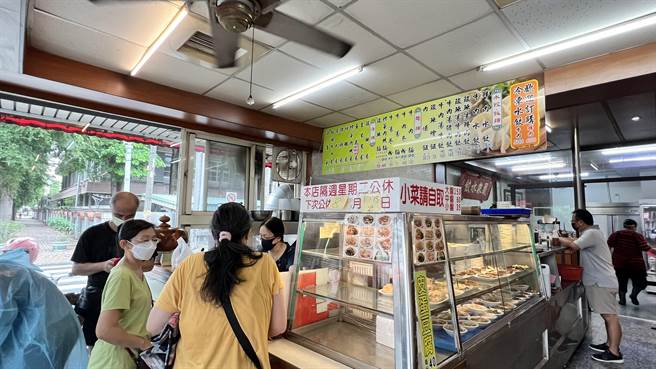 台南虽然停班停课，有些餐饮店仍照常营业，生意比以往好。（张毓翎摄）