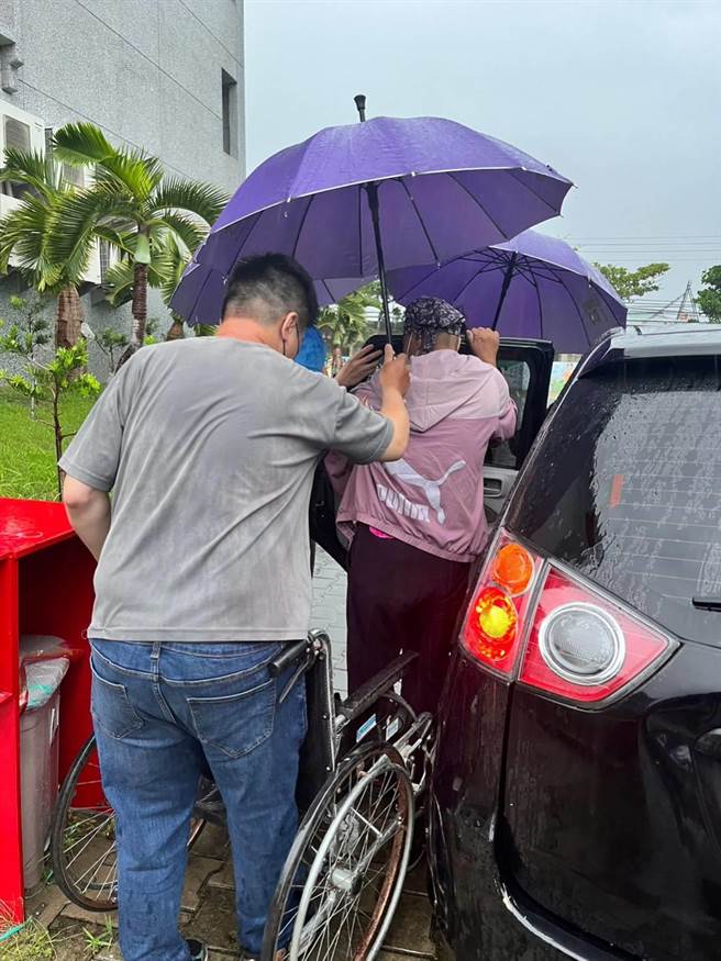 受到杜蘇芮颱風的影響，暴雨不斷和落石，阻斷台東縣海端鄉利稻村對外道路，大雨並造成停電等災情。（芥菜種會提供／林良齊台北傳真）