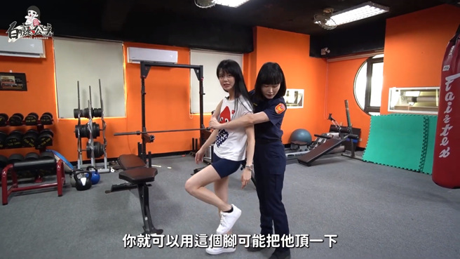 新北市妇幼警察队为了广大租屋族群人身安全，与拥有百万点阅率的网红「白痴公主」合作拍摄宣导影片。（图／警方提供）