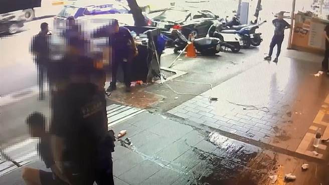 北市民生东路某酒店门口泊车台，被砸得乱七八糟。（翻摄画面）