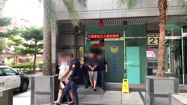 警方喷洒辣椒水并上铐逮捕滋事的3名嫌犯。（翻摄画面）