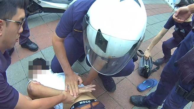 桃园市王姓男子涉及多起窃盗案件，警方埋伏时，王男大摇大摆闯红灯，遭警方逮捕。（翻摄照片）