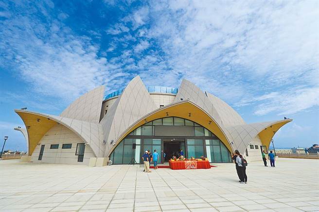 台中市大安妈祖文化园区斥资6亿打造，仅造成基座，迟迟未见妈祖神像，幸获民间企业捐赠，妈祖神像有所着落。（本报资料照／潘虹恩台中传真）