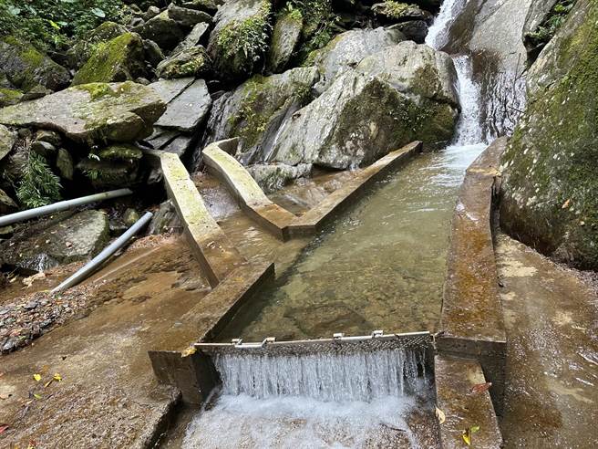 乌来区孝义里简水取水口改善后，利于水源集中匯流于蓄水池。（新北市水利局提供）