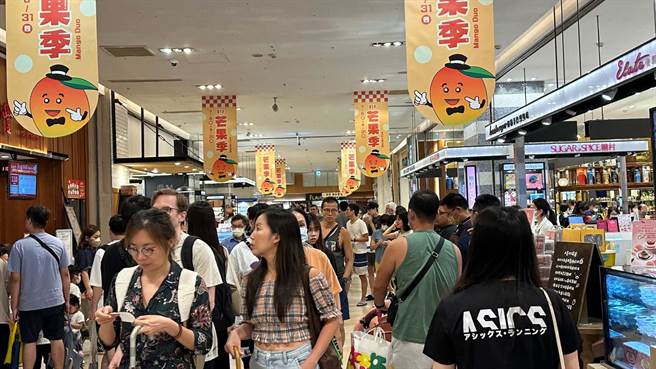 高雄27日放颱風假，百貨龍頭漢神巨蛋湧入大批消費者。（柯宗緯攝）