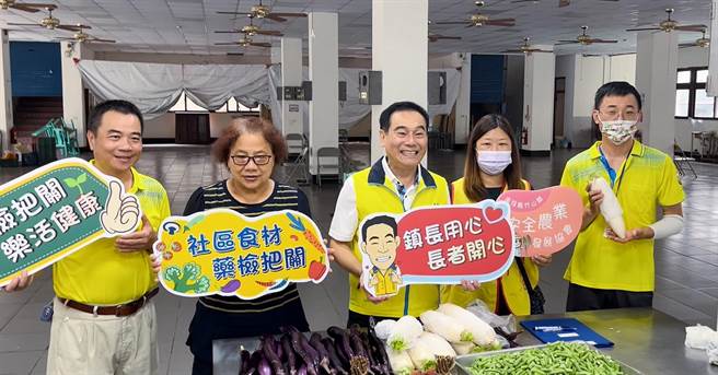 颱风来袭，担心农民抢收蔬果尚有农药残留，竹山镇长陈东睦特别前往社区关怀据点关切蔬果安全。竹山镇公所提供