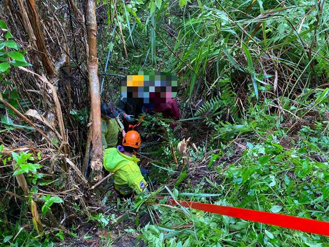 清洁队员车辆翻覆跌落边坡，消防人员将两人救上道路。(消防局提供／吕筱蝉桃园传真)