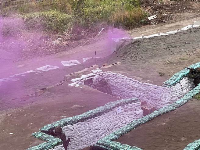 汉光演习进入第四天，国军第三作战区上午于新北八里地区执行「联合反登陆作战操演」，负责反击的蓝军在设置好的壕沟内，用机枪火力打击登陆红军。（李奇叡摄）